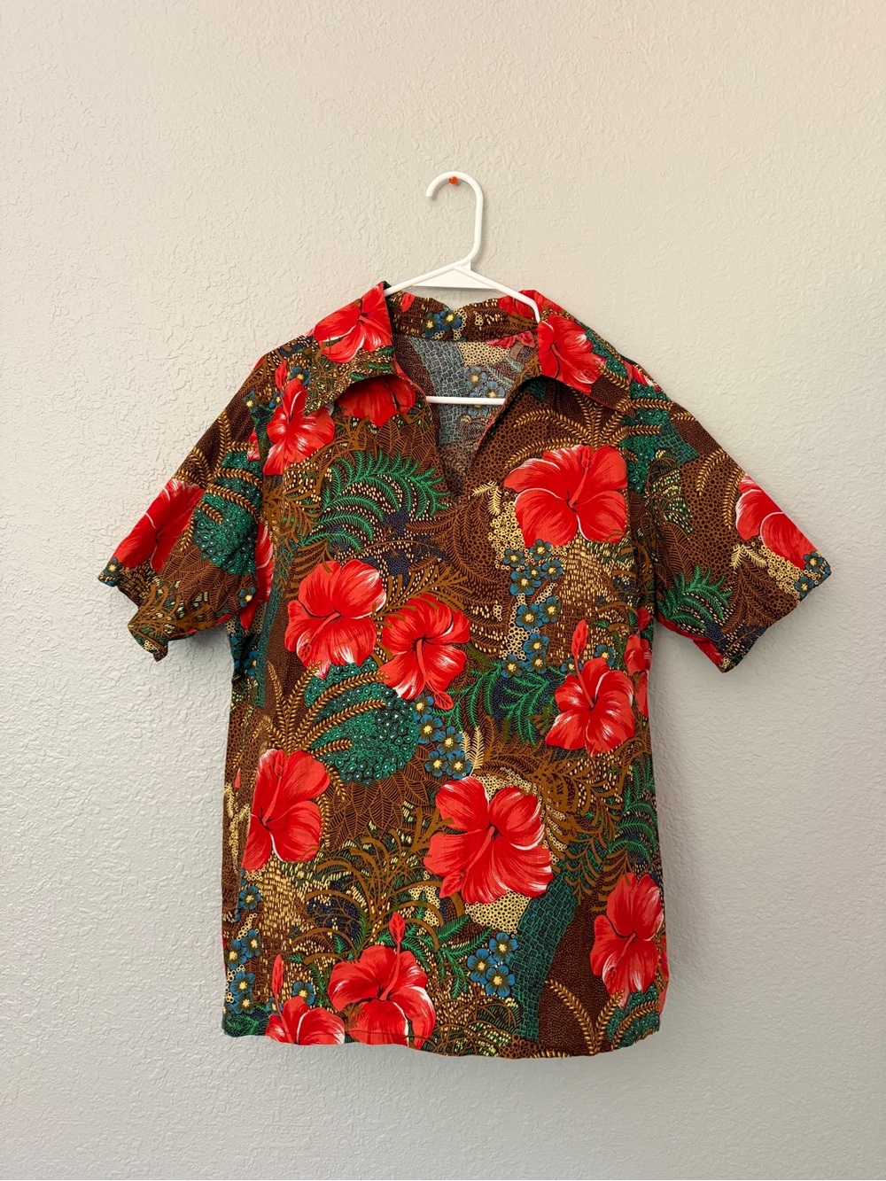 Vintage 1970 Classic Dagger Collar Red Floral Hawaiian Shirt - Unbranded